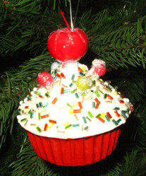 Пирожное новогоднее в красной корзинке 9х8х8 TLN1409