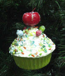 Пирожное новогоднее в лайковой корзинке 9х8х8 TLN1410