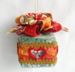 Коробочка изумрудн. с красн.орнаментом и цветочн.бантиком, малая TLN1573